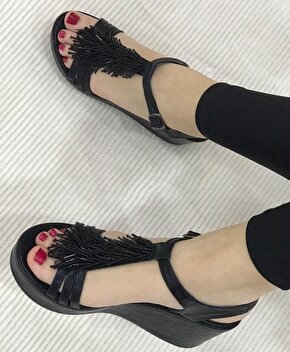 Guja kadın dolgu topuk püsküllü boncuk işlemeli siyah yazlık ayakkabı