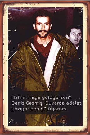 Deniz Gezmiş Mahkemede Retro Ahşap Poster