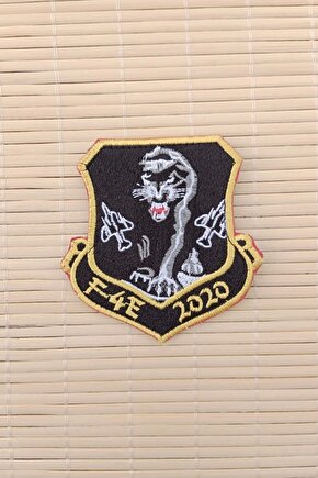 F 4E 2020 Yazili Ucak ve Kaplan Logolu Siyah Zemin Nakis islemeli Arma