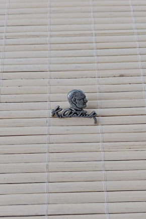 Siyah Renkli Ataturk Siluetli İmzali Ceket Yaka İgnesi Yaka Rozeti