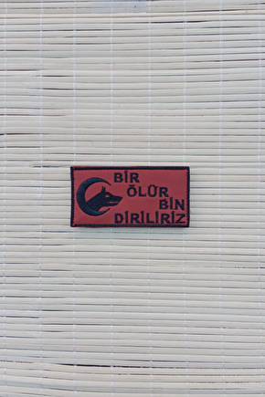 Kirmizi Zemin Siyah Nakis İslemeli Bir Olur Bin Diriliriz Yazili Arma Patch Pec