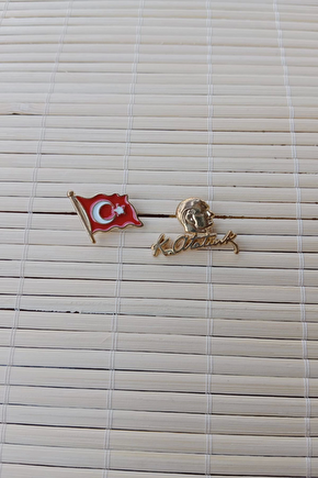 2 Adet Dalgalanan Bayrak Ve Sari Ataturk Siluetli İmzali Sarrafiyeli Taki Ceket Yaka İgnesi Yaka Rozeti