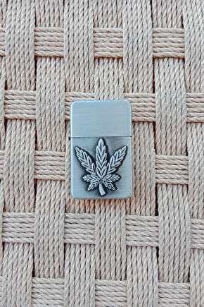 Metal Renkli Marijuana Desen Kabartmali Benzinli Zippo Cakmak