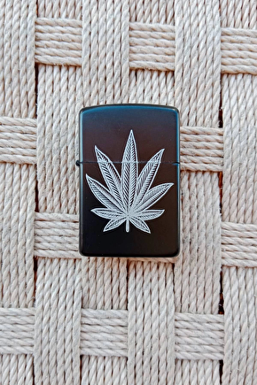 Siyah Renkli Marijuana Beyaz Amblemli Kabartmali Benzinli Zippo Cakmak