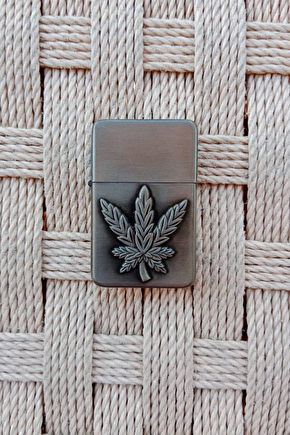 Metalik Renkli Marijuana Amblemli Kabartmali Benzinli Zippo Cakmak