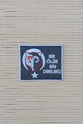 Bir Olur Bin Diriliriz Siyah Zemin Beyaz Nakis İslemeli Arma Patch Pec