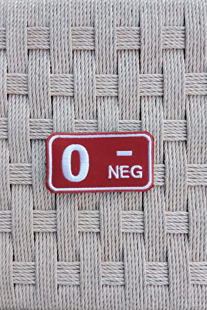 Kirmizi Kadife Zemin Beyaz Nakis İslemeli 0 - Neg Kan Gruplu Arma Patch Pec