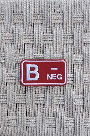 Kirmizi Kadife Zemin Beyaz Nakis İslemeli B - Neg Kan Gruplu Arma Patch Pec