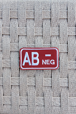 Kirmizi Kadife Zemin Beyaz Nakis İslemeli Ab - Neg Kan Gruplu Arma Patch Pec