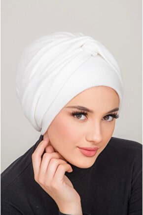 Beyaz Triko Fitilli Burgu Detaylı Bone