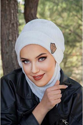 Kırık Beyaz Fitilli Armalı Maskeli Bere