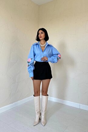 Mavi Kollarında Gül Nakışlı Gömlek