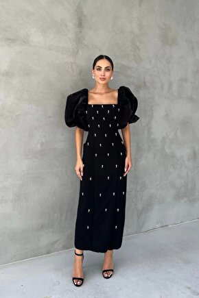 Siyah İşlemeli Kolu Garnili Elbise