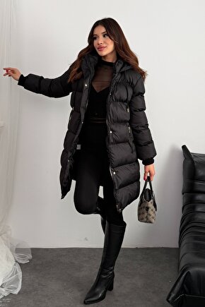 Kadın Siyah Uzun Kapüşonlu Şişme Mont – Oversize Kışlık Gold Düğmeli