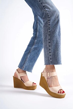 PERLA Tokalı Lastikli Dolgu Topuklu Ortopedik Taban Hasır Görünümlü Kadın Sandalet CKT - Ten