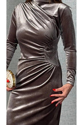 Kadın Balıkçı Yaka Büzgü Ve Taş Işleme Detay Maxi Boy Kadife Elbise