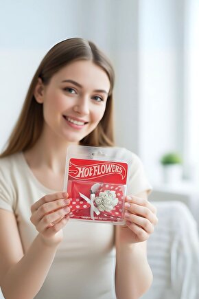 Hot Flowers Özel Tasarım Puantiyeli Kırmızı Beyaz Gül Buketi Koleksiyonluk Minik Buket