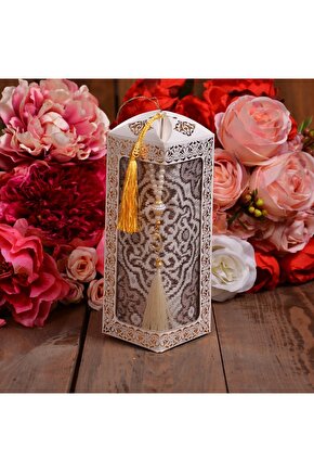 Seccade Kutusu Içinde Beyaz Renk Inci Tesbih Ve Simli Goblen Seccadesi