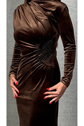 Kadın Balıkçı Yaka Büzgü Ve Taş Işleme Detay Maxi Boy Kadife Elbise