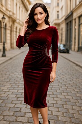 Kadın Uzun Kollu Yakası Açık Yanlardan Büzgülü Taş Detaylı Midi Kadife Elbise