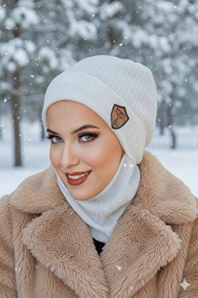 Kırık Beyaz Fitilli Armalı Maskeli Bere