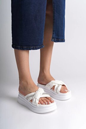 CLARA Düz Topuklu Kurdele Desenli Taşlı Kalın ve Ortopedik Taban Kadın Terlik CBT - Beyaz