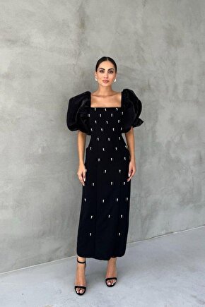 Siyah İşlemeli Kolu Garnili Elbise