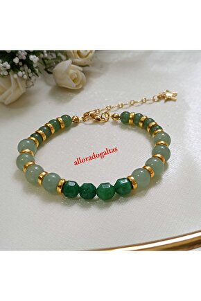 Premium Siyah Arka Plan Üzerinde Çiyli Gül Sanat Baskısı