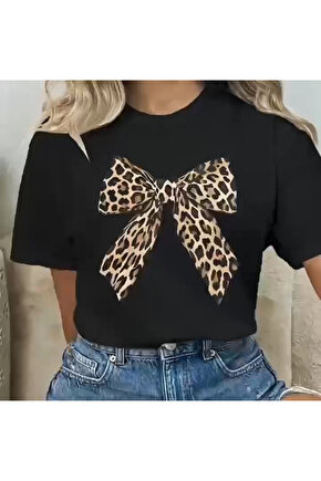 Leopar Desenli Fiyonklu Tişört - Rahat Polyester, Makinede Yıkanabilir, Bisiklet Yaka, Kadınlar için