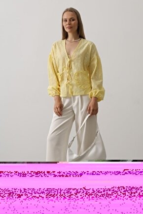 Kalp Detaylı Bağlamalı Brode Bluz - Sarı