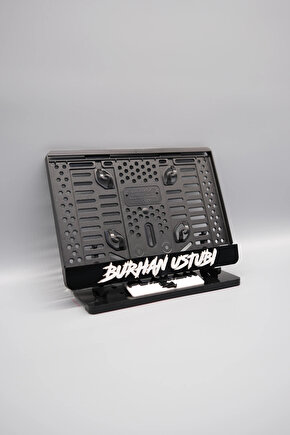 DÜZ AGRESİF FONTLU SİYAH KİŞİYE ÖZEL İSİMLİ PLEKSİ MOTOR PLAKALIĞI