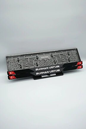 ORTASI MAT SİYAH PARÇALI BAYRAKLI KİŞİYE ÖZEL İSİMLİ PLEKSİ ARABA PLAKALIĞI