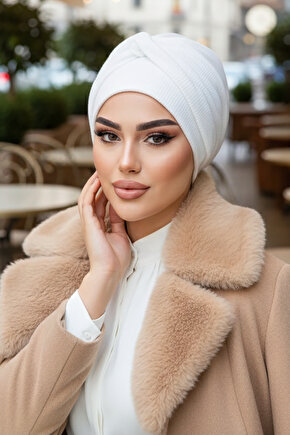 Beyaz Triko Fitilli Burgu Detaylı Bone