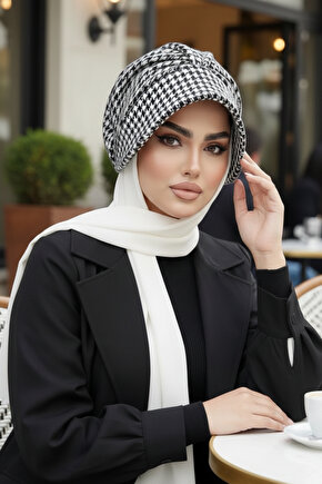 Siyah Kazayağı Kaşe Şapkalı Bone