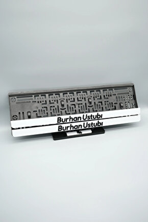 İTALİK KÜÇÜK HARFLİ DÜZ FONTLU BEYAZ KİŞİYE ÖZEL İSİMLİ PLEKSİ ARABA PLAKALIĞI