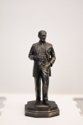 Atatürk Tam Boy Heykel Dekoratif Biblo Ofis ve Ev Dekorasyonu Masa Üstü Obje - Siyah Eskitme Renk