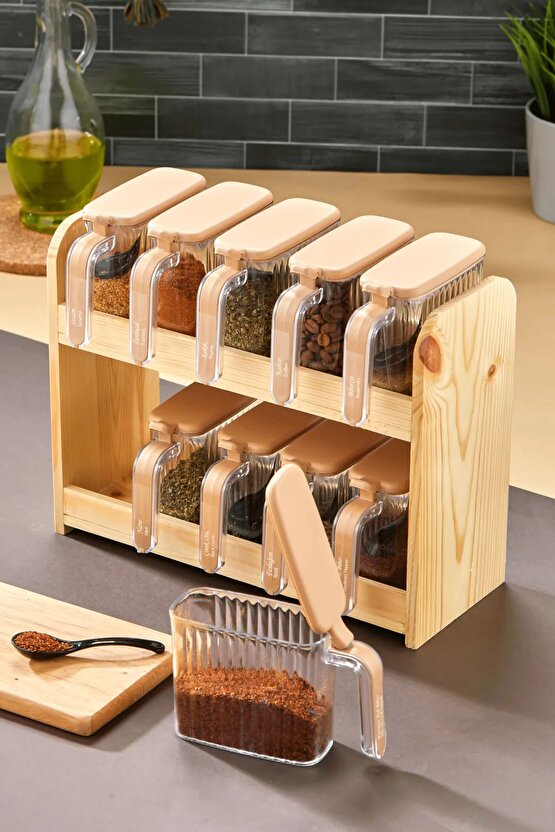 10lu Ahşap Standlı Baharatlık Seti – Kapaklı, Kaşıklı ve Kulplu Şeffaf Baharatlık Takımı Etiketli