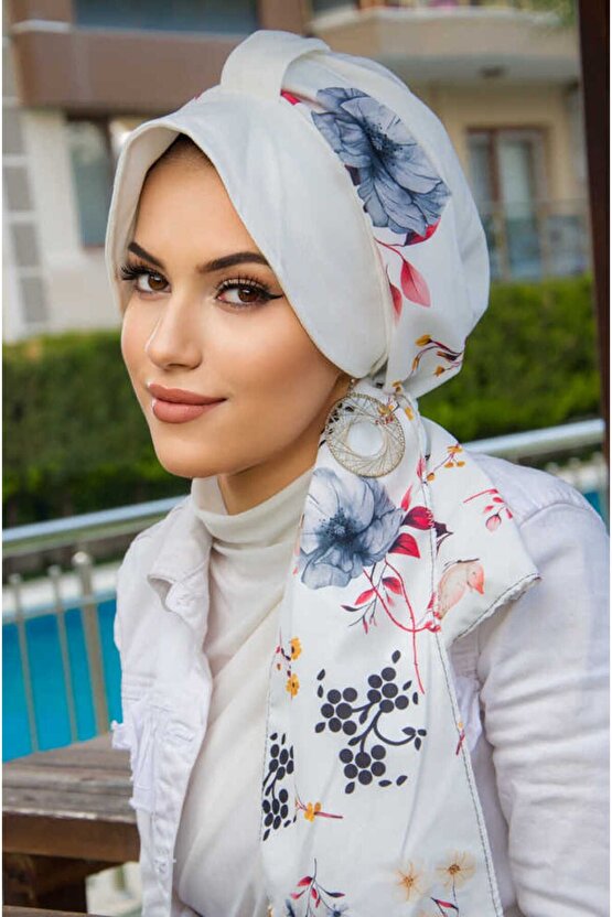 Beyaz Çiçek Desen Fularlı Şapka Bone