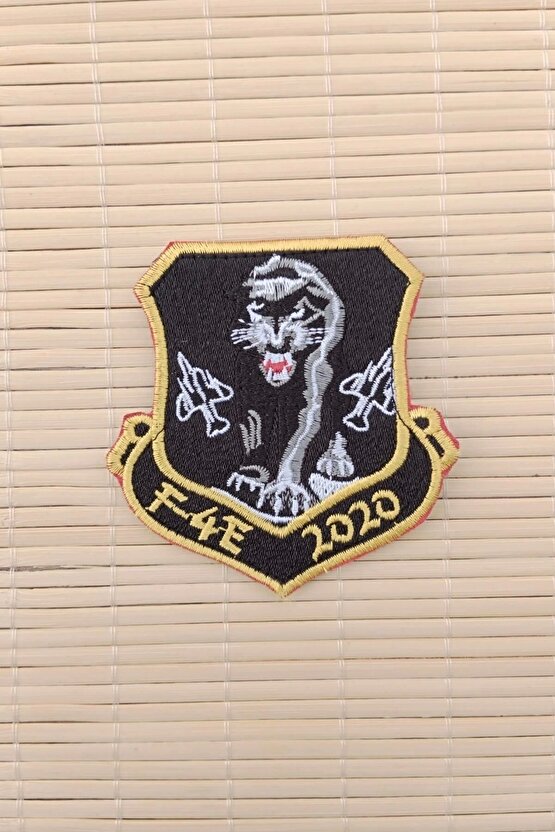 F 4E 2020 Yazili Ucak ve Kaplan Logolu Siyah Zemin Nakis islemeli Arma