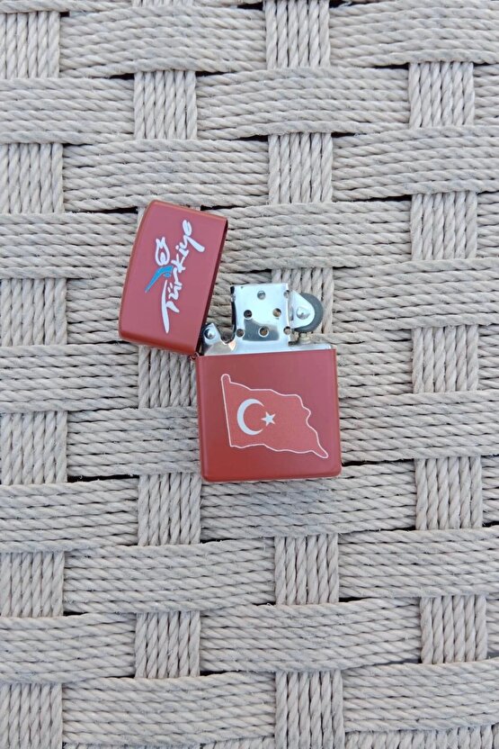 Kirmizi Renkli Benzinli Turkiye Yazili Ayyildiz Bayrakli Cakmak