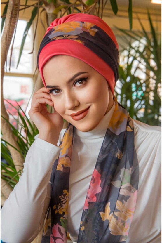 Mercan Siyah Çiçek Desen Fularlı Bone