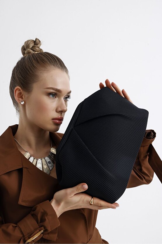 Kadın Siyah Piliseli Clutch El Çantası