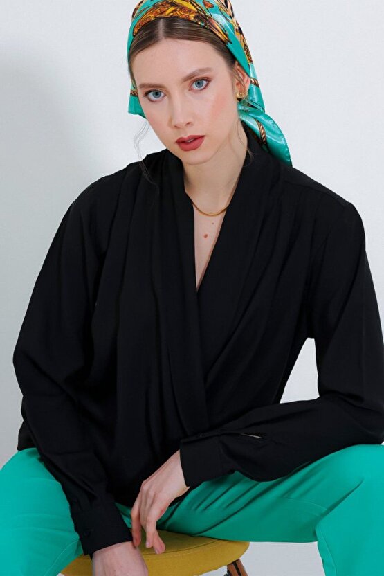 Shop & Butik Siyah Kruvaze Yaka Dökümlü Saten Bluz 0492