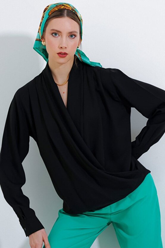 Shop & Butik Siyah Kruvaze Yaka Dökümlü Saten Bluz 0492