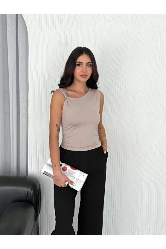 Osy Modal Yumuşak Dokulu Kumaş Bisiklet Yaka Kadın Sıfır Kol Bluz Omuz Toka Aksesuar Detaylı - Bej