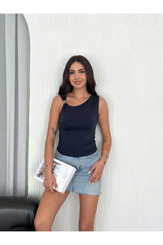 Osy Modal Yumuşak Dokulu Kumaş Bisiklet Yaka Kadın Sıfır Kol Bluz Omuz Toka Aksesuar Detaylı - Laciv
