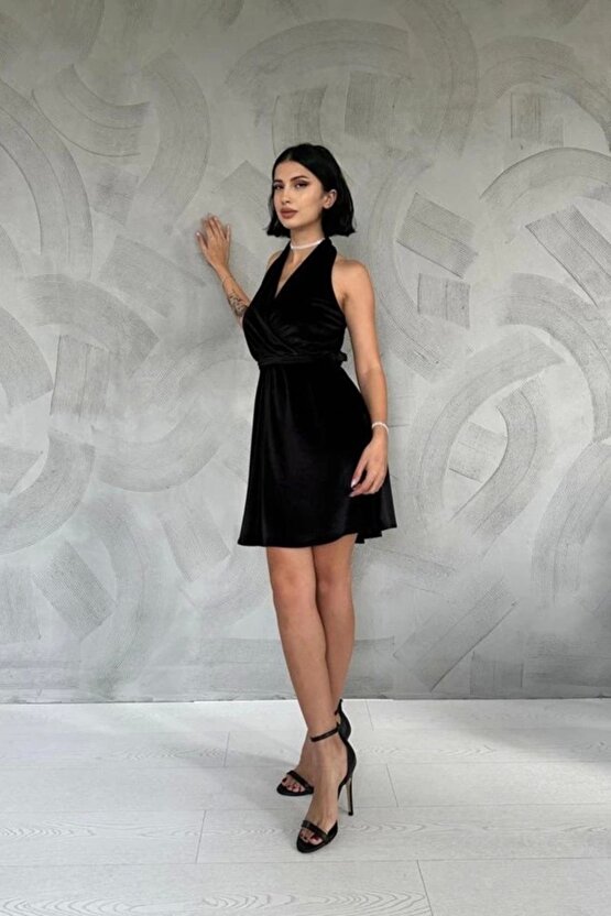 Siyah Boyundan Geçmeli Elbise