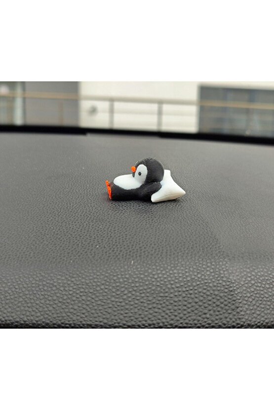 Sevimli Yastıkta Uyuyan Penguen