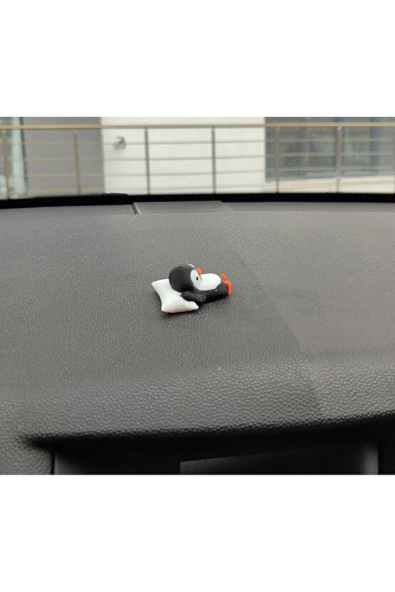 Sevimli Yastıkta Uyuyan Penguen