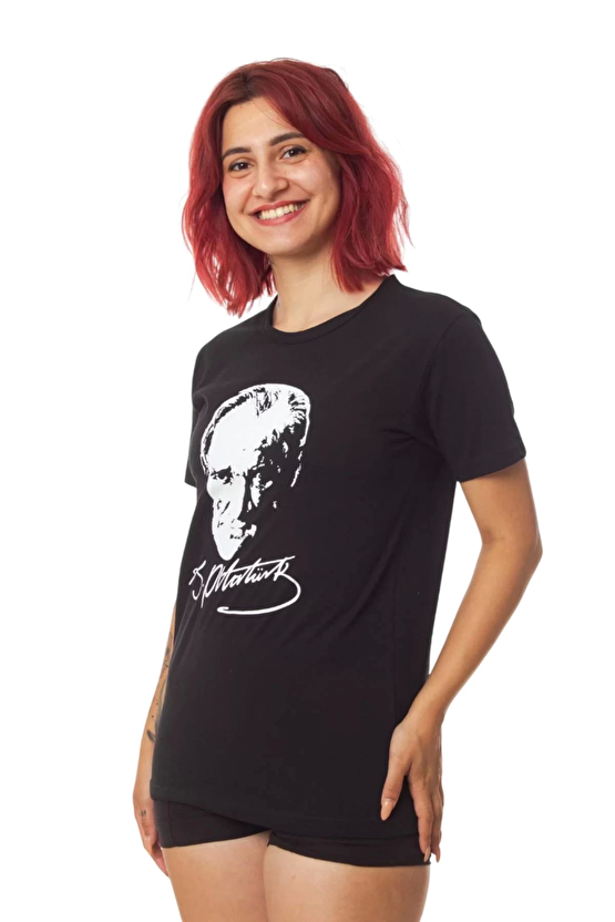 Kisa Kollu Dijital Baski Siyah Beyaz Ataturk Resimli İmzali Tisort